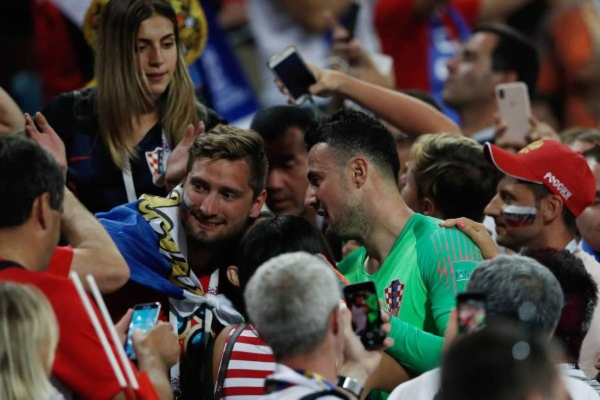 El portero Danijel Subasic se fue a celebrar a las gradas con los aficionados croatas. Foto AFP
