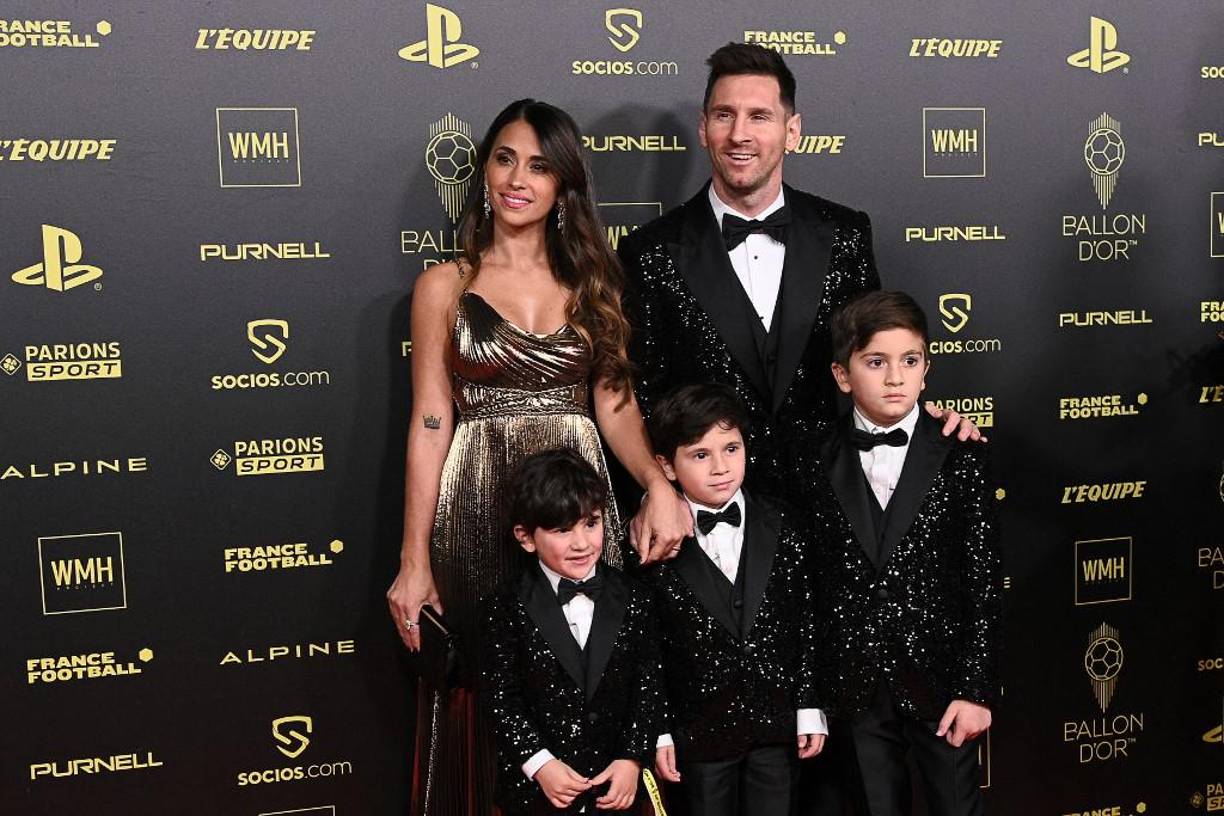 Antonela lució hermosa con un vestido dorado. Lionel Messi no se le despegó en ningún momento.