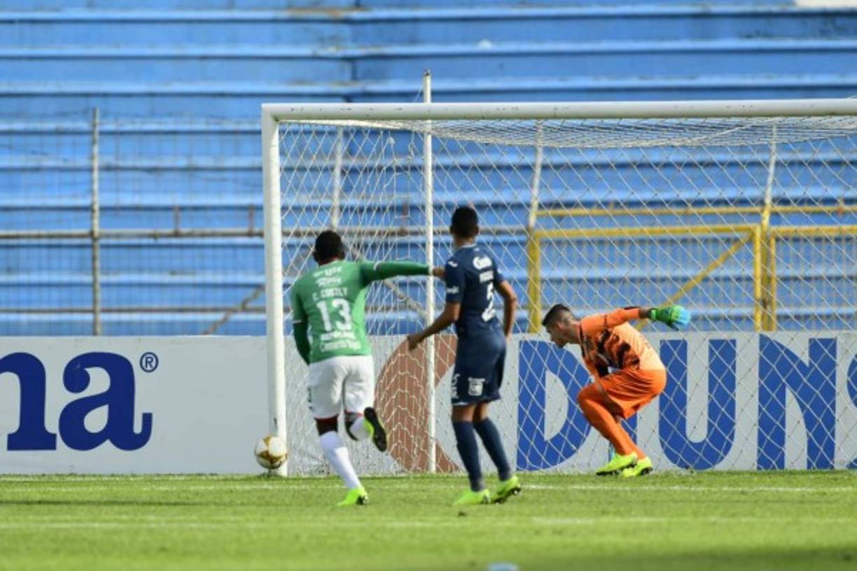 Jonathan Rougier observa como el balón va a entrar a su portería tras el tiro libre de Mario Martínez. ¡Un golazo!