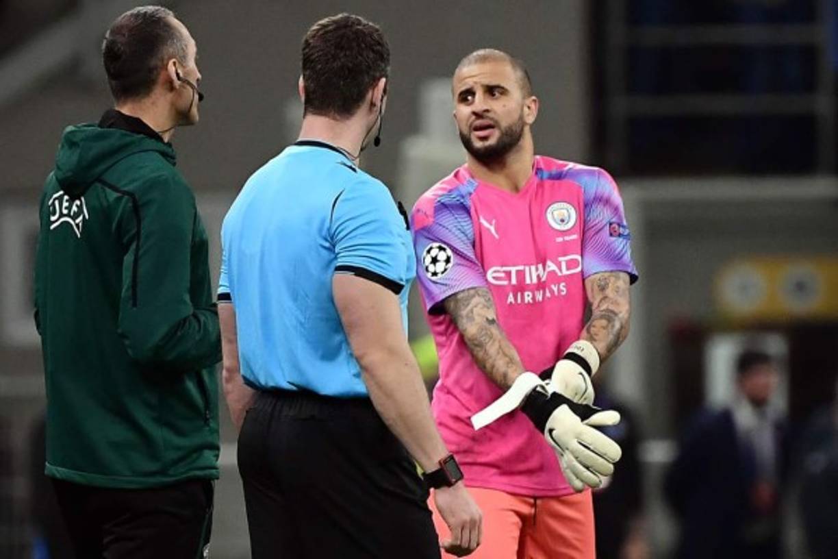 El Manchester City se quedó sin portero por la expulsión de Claudio Bravo y lesión de Ederson, entonces Pep Guardiola hizo un cambio y dio entrada al lateral derecho inglés Kyle Walker para que se pusiera los guantes de guardameta.
