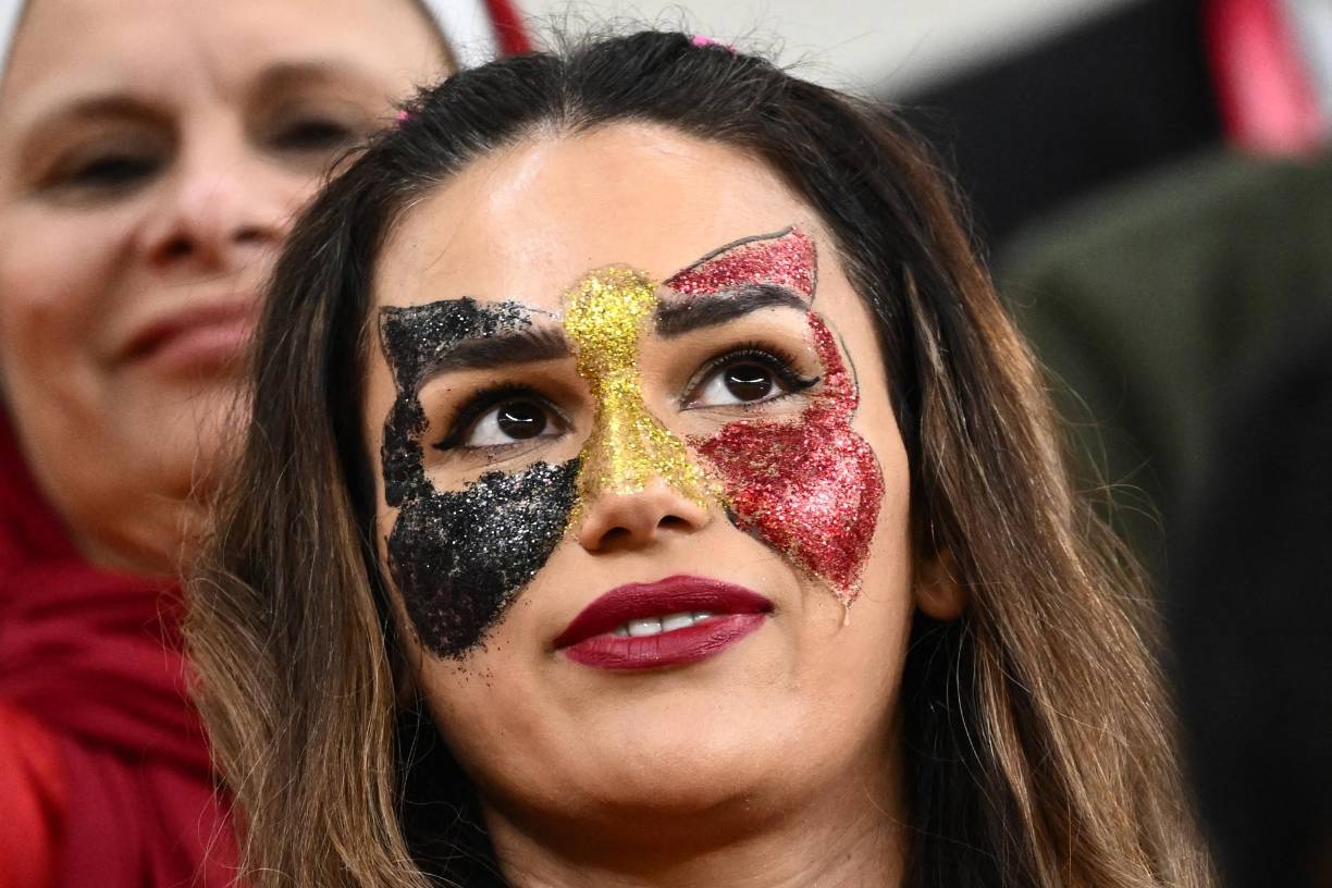 También las guapas aficionadas de Bélgica estuvieron presentes en el debut de su selección. 