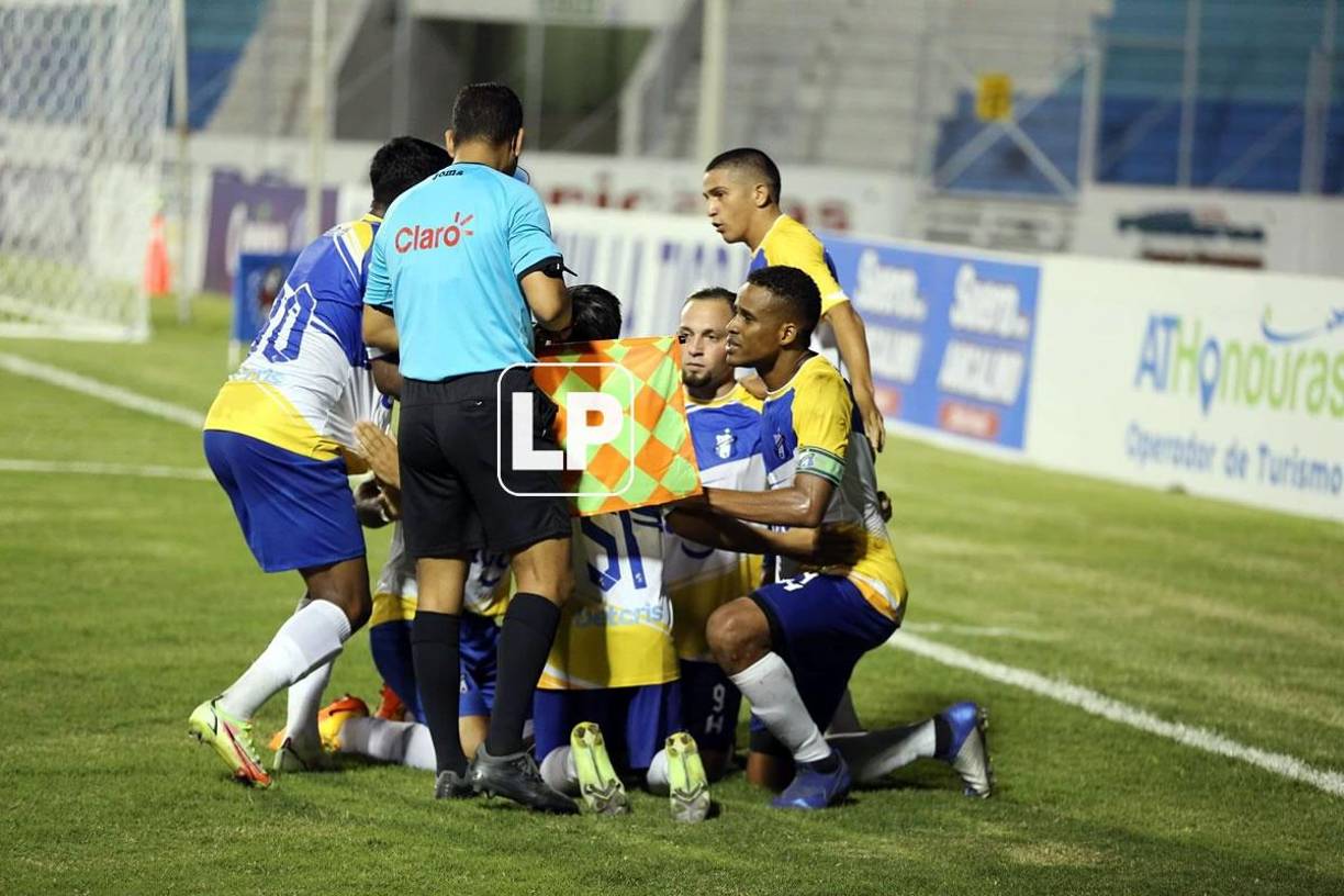 Los jugadores del Honduras Progreso celebrando el gol de penal de Aldo Fajardo que les dio el triunfo contra la UPN.