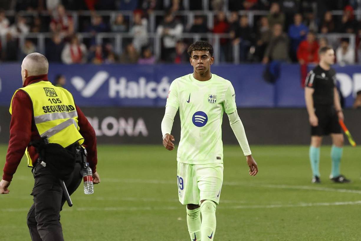 El rostro triste de Lamine Yamal tras el final del partido que perdió el Barcelona contra el Osasuna.