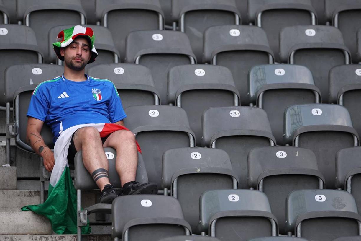 La desolación de este aficionado italiano en el Olympiastadion de Berlín tras la eliminación de la Azzurra.
