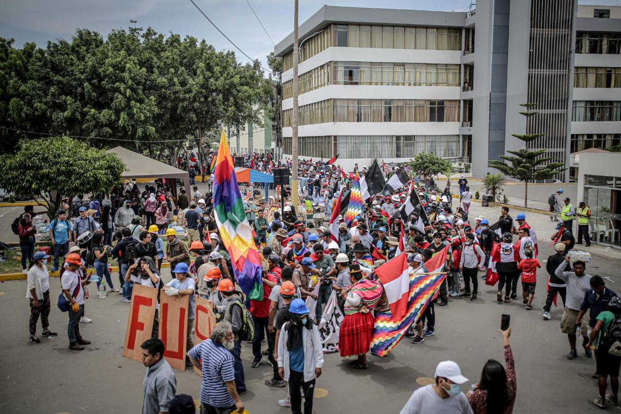 <b>Perú</b> vive intensas protestas desde que el 7 de diciembre fue destituido por el Congreso el presidente izquierdista Pedro Castillo y arrestado por un fallido golpe de Estado con el cual intentó cerrar el Parlamento, gobernar por decretos y convocar a una Asamblea Constituyente.