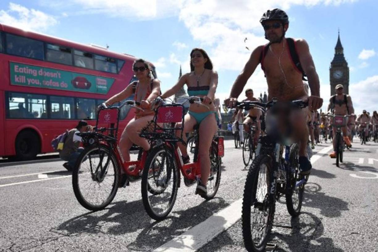 Cientos se lanzan como Dios los trajo al mundo para promover el uso de transportes que no contaminen el medio ambiente.