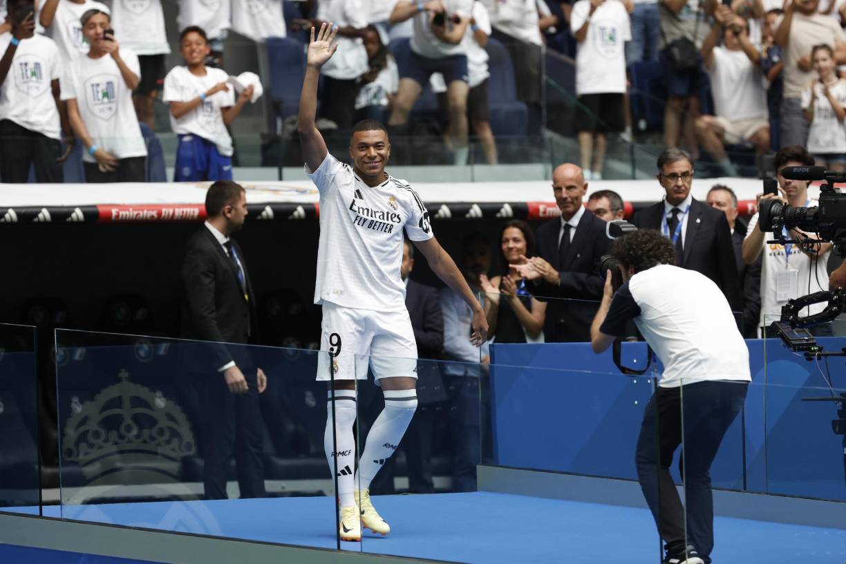 Tras un discurso de Florentino Pérez, Mbappé hizo su aparición y fue ovacionado por todas las personas que acudieron al estadio Santiago Bernabéu.