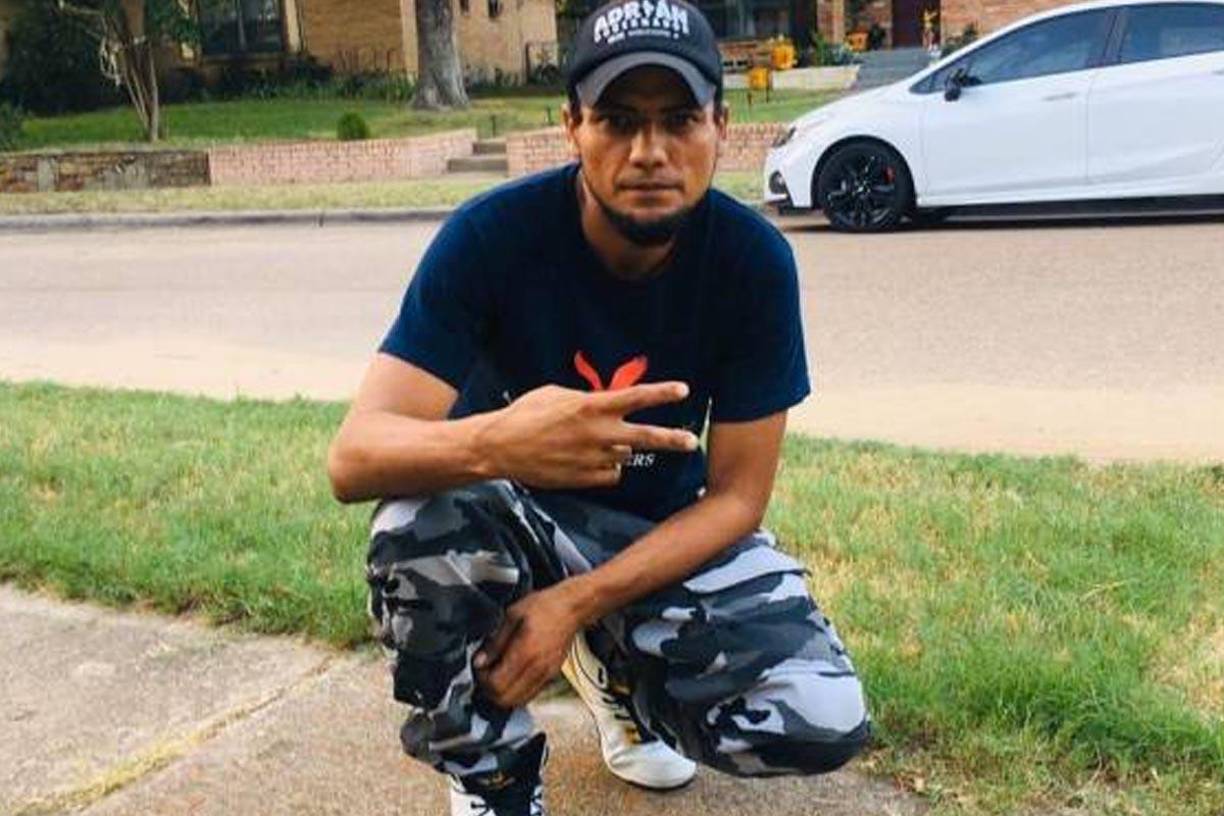 La ausencia de un oficial que hablara español complicó la comunicación y el manejo de la situación.