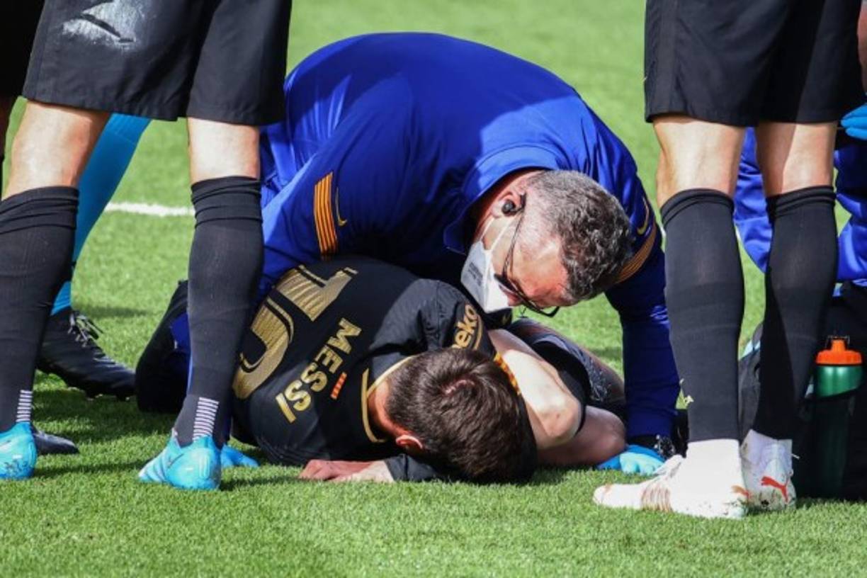 El cuerpo médico del Barcelona mientras revisaba al argentino Lionel Messi.
