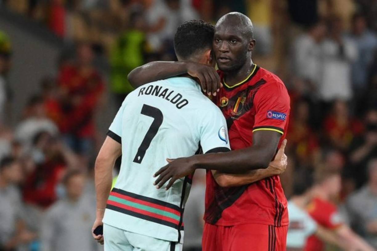 Tras el pitazo final, Cristiano Ronaldo se saludó con el delantero belga Romelu Lukaku.