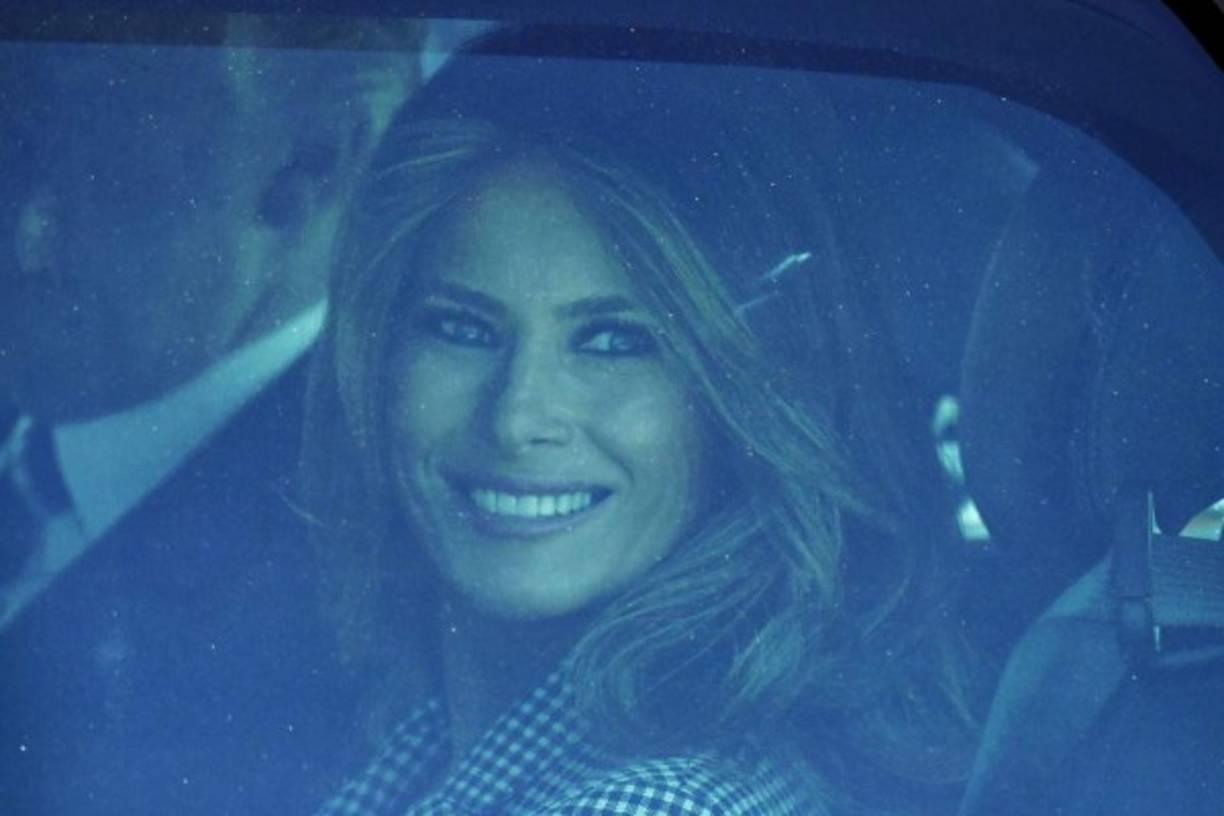 Melania es acompañada por varios agentes del servicio secreto que la resguardan en la blindada ciudad de Bruselas, que ya sufrió un atentado terrorista en marzo de 2016.