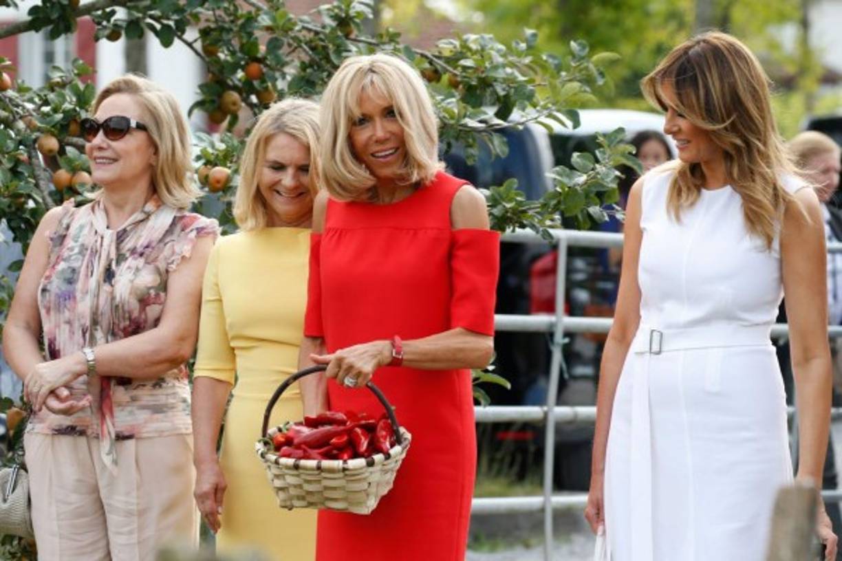 Los productores locales obsequiaron un canasto de pimientos a las primeras damas.