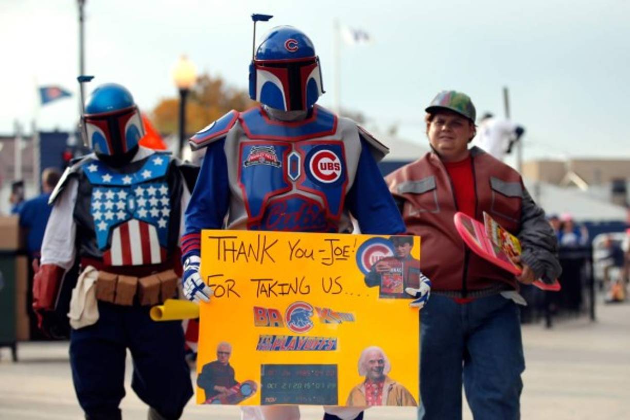 Aficionados de Chicago Cubs vestidos como Boba Fett y Marty McFly también se han sumado a las celebraciones.
