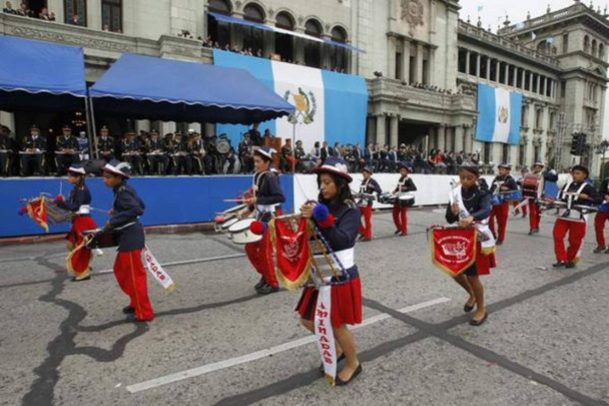 Guatemala: Jóvenes participan en el desfile de bandas por la conmemoración de la independencia. (Foto Prensa Libre).<br/>
