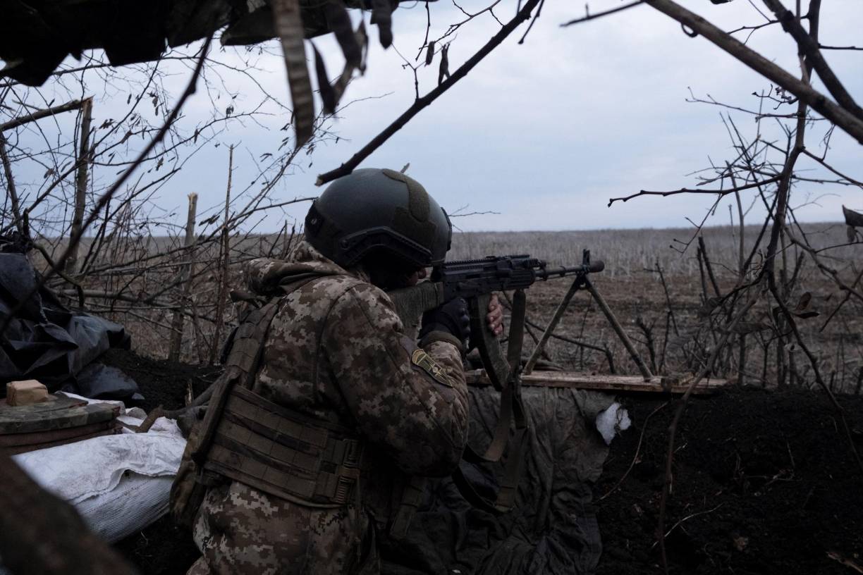 A soldier of the Ukrainian Volunteer Army fires at Russian front line positions near Bakhmut, Donetsk region, on March 11, 2023, amid the Russian invasion of Ukraine. (Photo by Sergey SHESTAK / AFP)