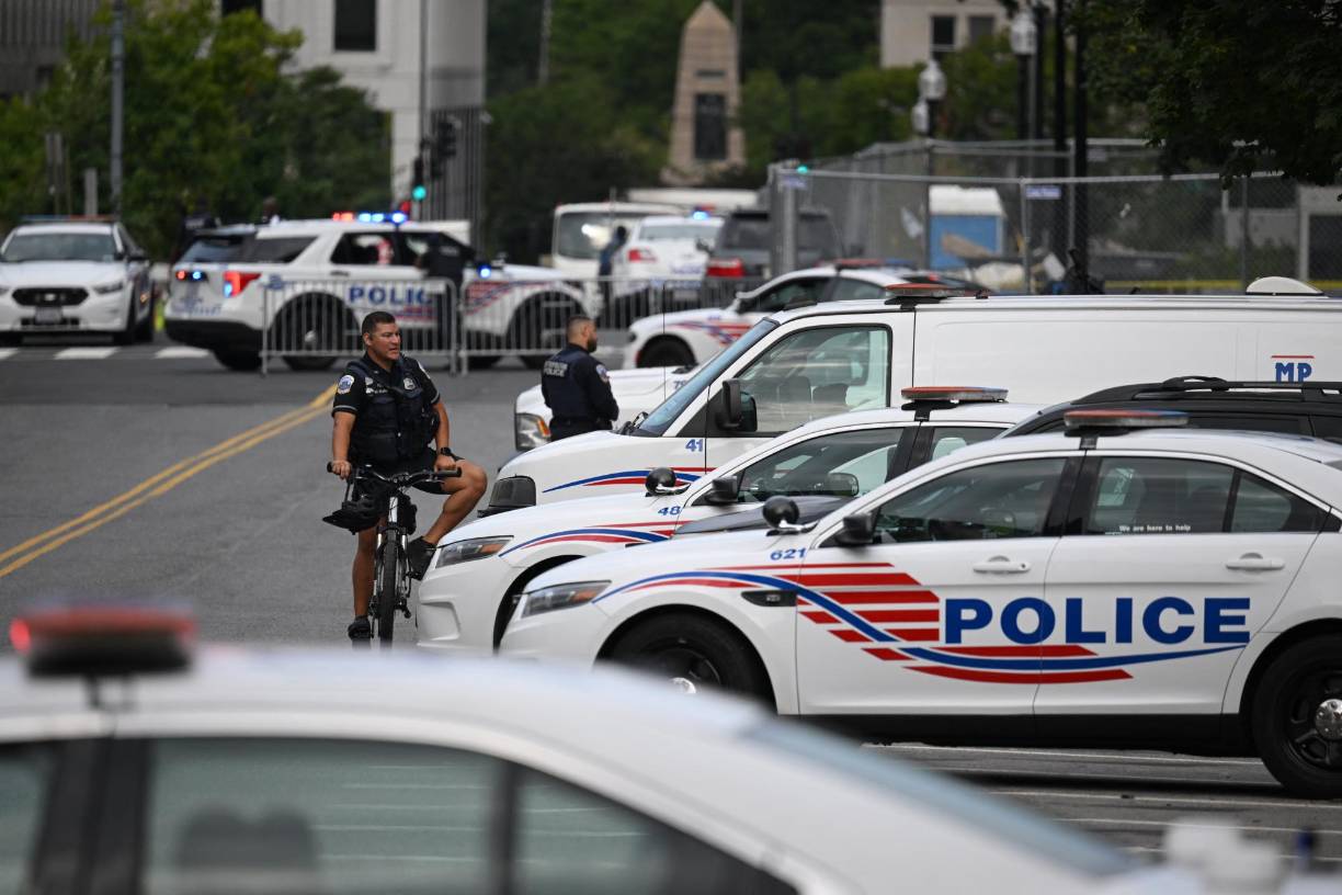 Se ha instalado un perímetro de seguridad alrededor del juzgado E. Barrett Prettyman, sede del tribunal federal del Distrito de Columbia, que lleva el caso del exmandatario. Desde el edificio puede verse el Capitolio, que se encuentra a unos 500 metros.
