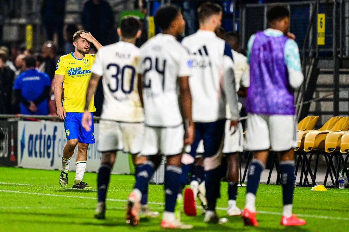 El partido se suspendió después del desmayo del arquero del equipo local, Etienne Vaessen, tras el fuerte golpe.