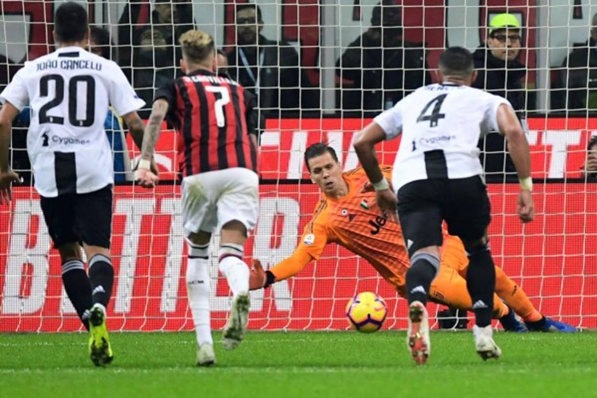 El portero polaco Wojciech Szczesny le hizo caso a Cristiano Ronaldo y se tiró donde le dijo para parar el penal de Higuaín. Foto AFP