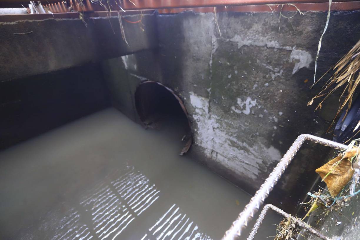 El problema puntual de la 13 calle no es porque en el pasado haya cruzado por ahí una quebrada, es porque desde la parte más alta las aguas lluvias son recogidas por dos colectores de 72 pulgadas, mientras que al llegar a la 13 solo hay uno de 60 pulgadas, por lo que el resto del agua se filtra a la calle.