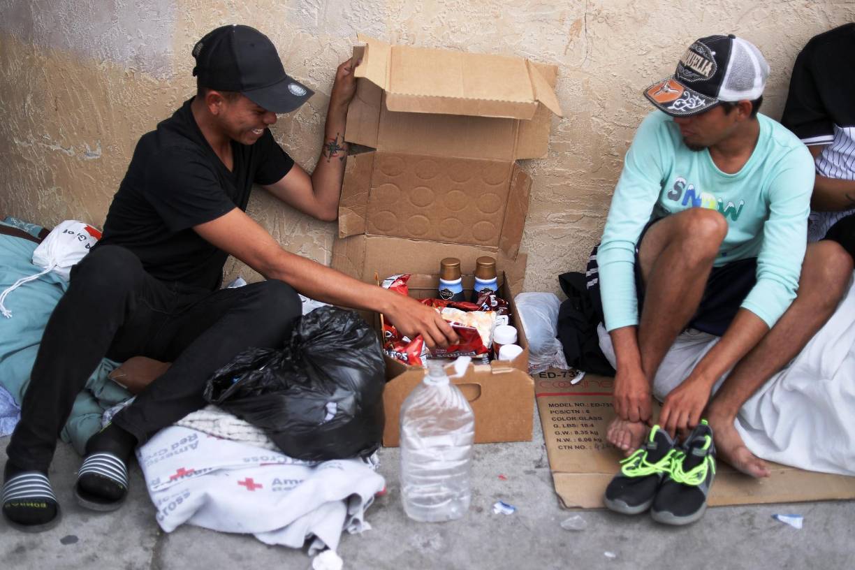 Aún sin rumbo fijo o mientras esperan a algún familiar, decenas pasan la noche en los alrededores de la estación de buses La Plaza, en el centro de la ciudad. Los albergues no se dan abasto. 