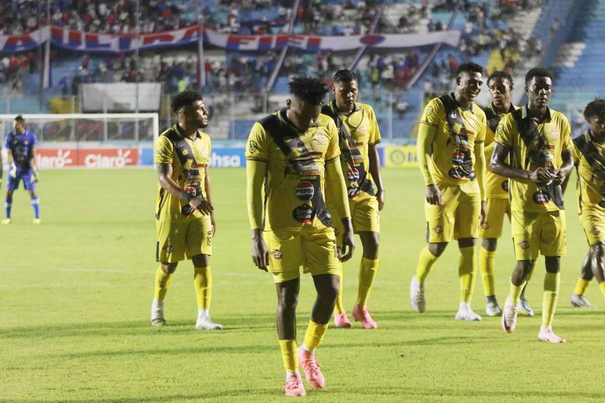 Los jugadores del Génesis de Comayagua se marcharon cabizbajos y tristes al vestuario en la derrota contra el Olimpia.