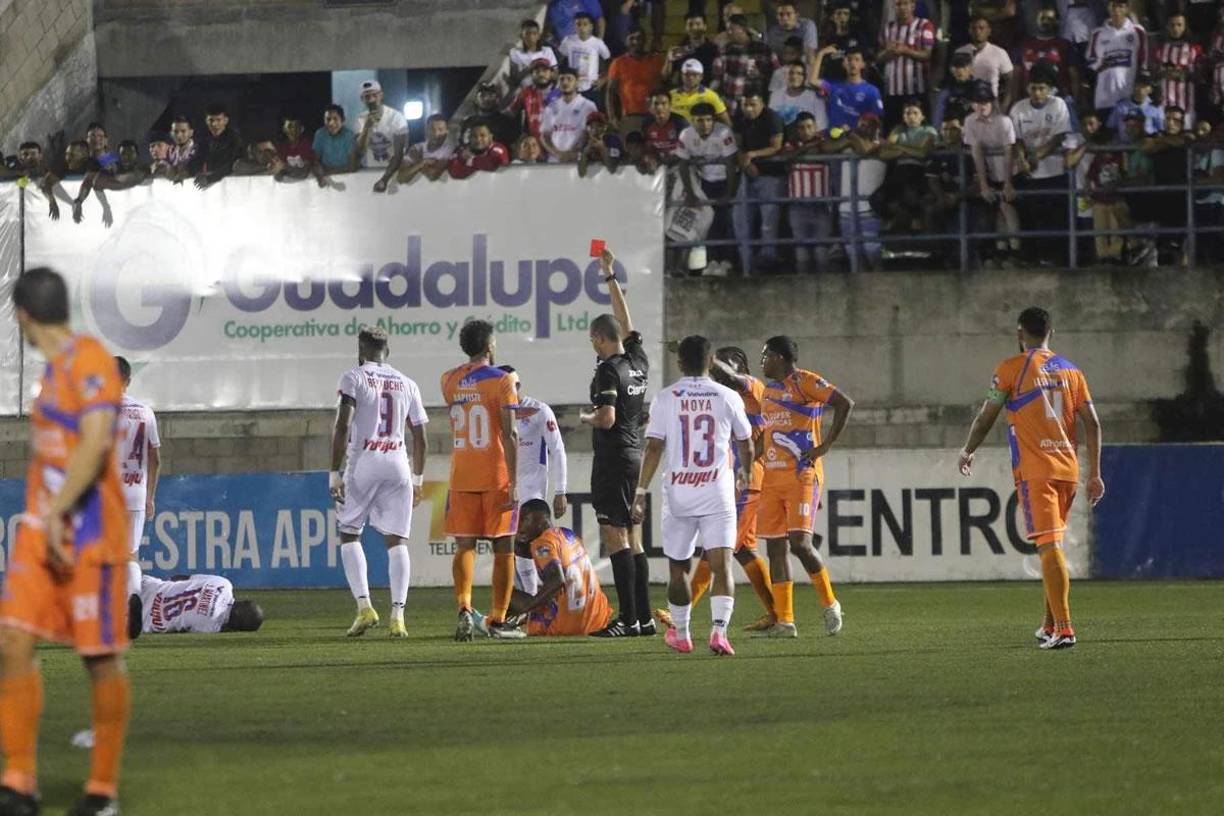 La UPN se quedó con 10 hombres por la expulsión de César Guillén tras una dura entrada sobre Julián Martínez.