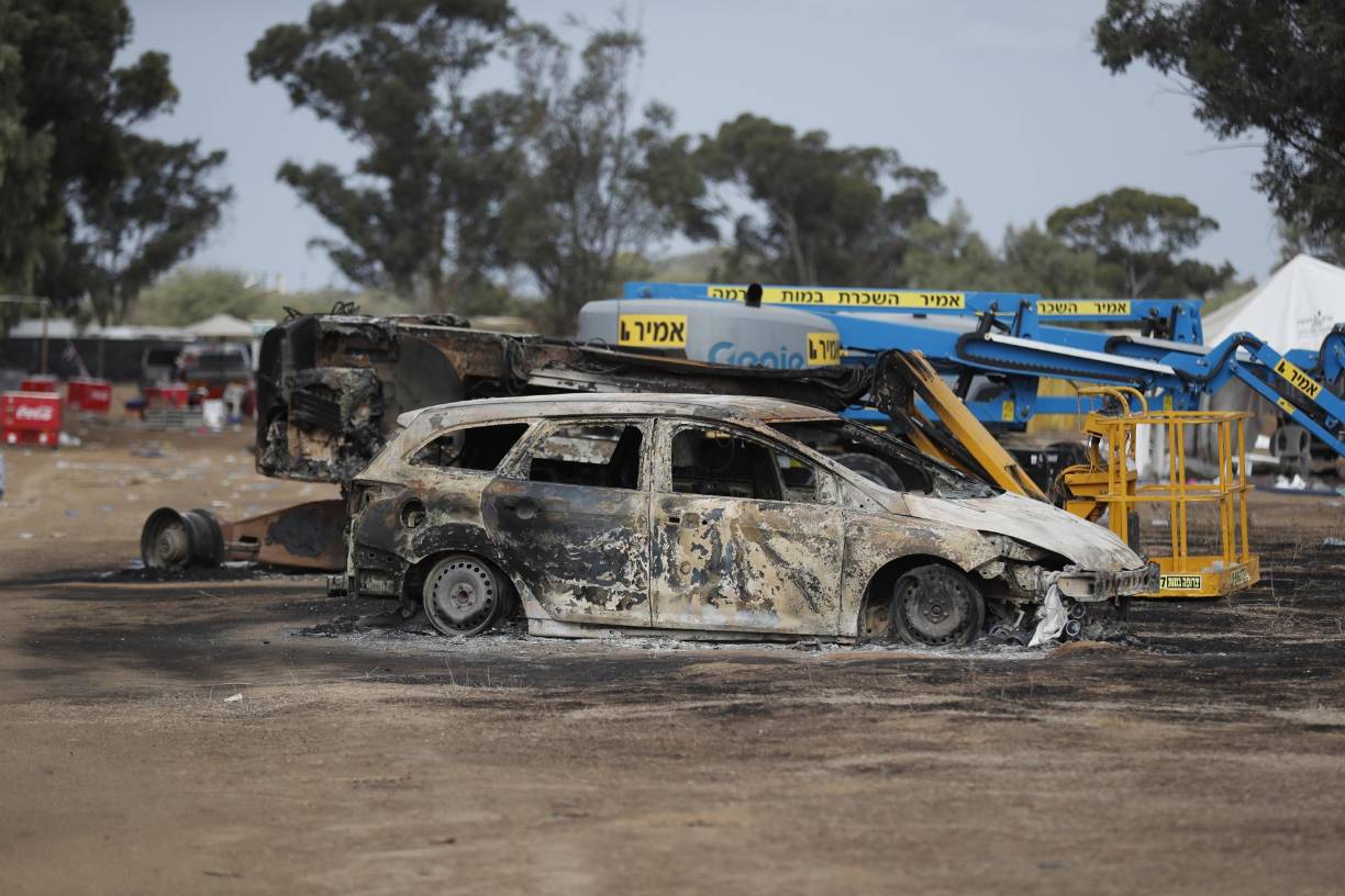 Coches quemados abandonados tras un ataque que mató a más de 260 personas durante un festival de música el 7 de octubre, cerca de Raim, Israel, el 10 de octubre de 2023.