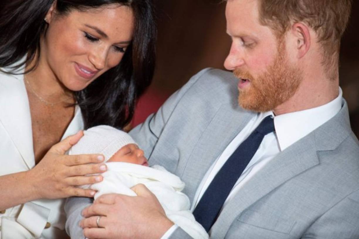 Britain's Prince Harry, Duke of Sussex (R), and his wife Meghan, Duchess of Sussex, pose for a photo with their newborn baby son in St George's Hall at Windsor Castle in Windsor, west of London on May 8, 2019. (Photo by Dominic Lipinski / POOL / AFP)