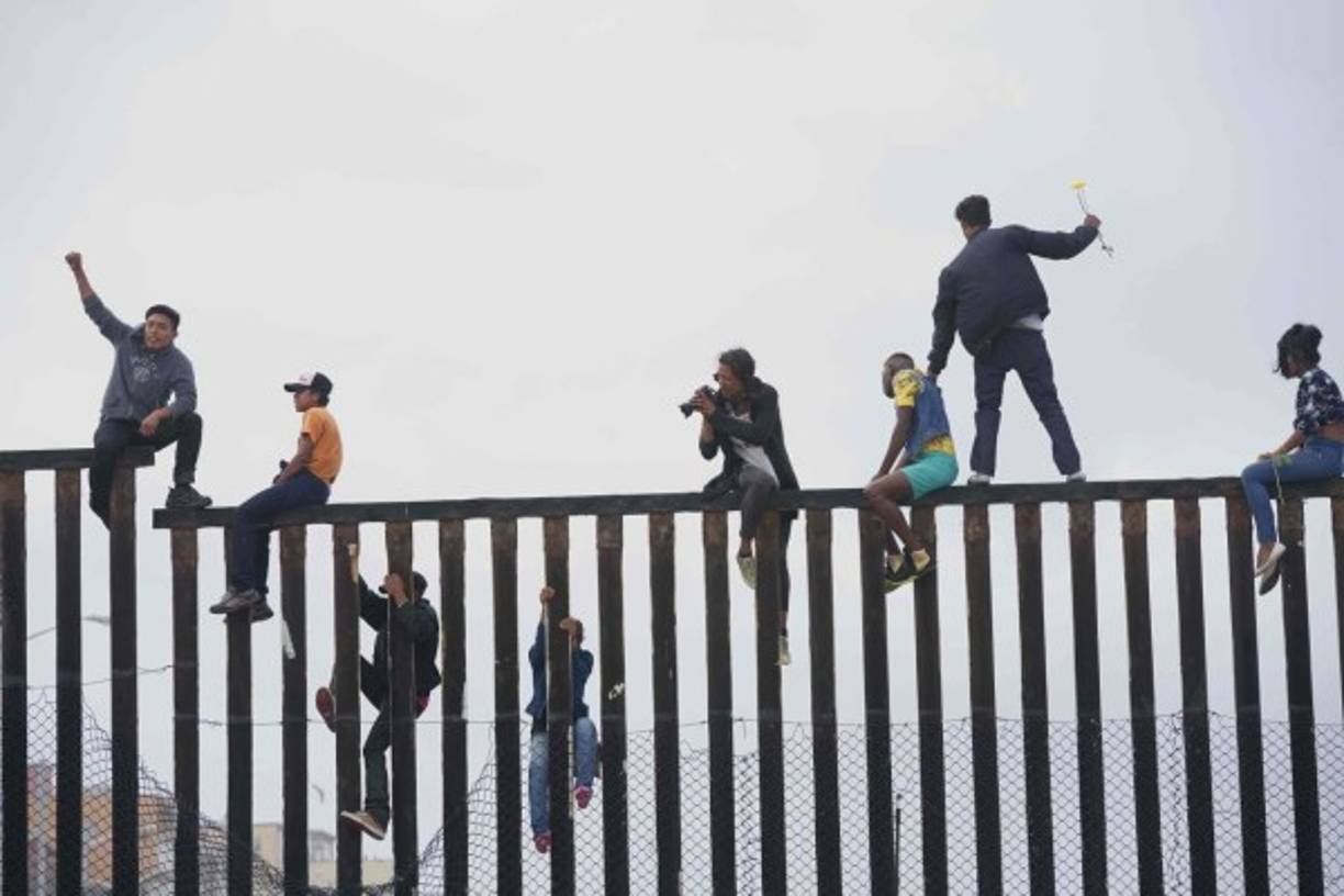 Al menos 150 centroamericanos de la caravana llegaron este domingo al muro que divide México y EEUU, pese a las duras amezanas que ha lanzado Donald Trump.