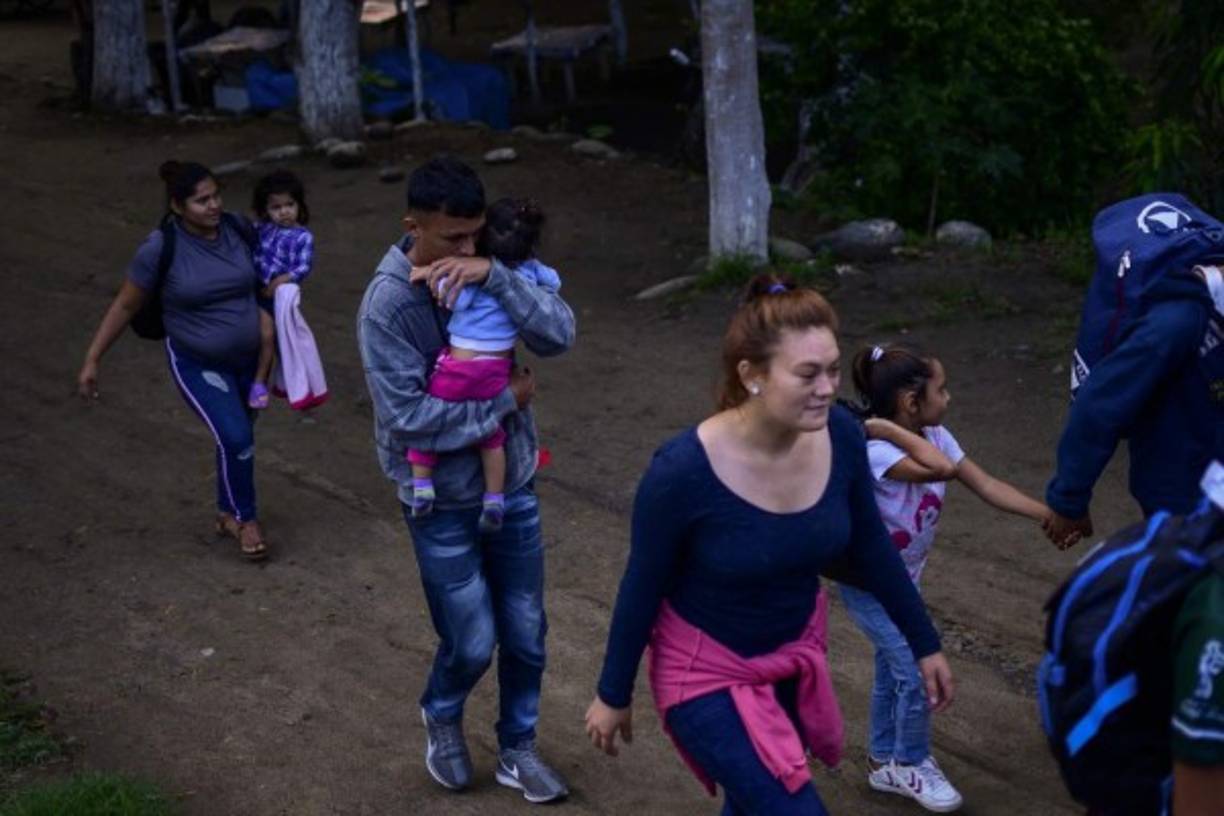 Central American migrants arrive in Ciudad Hidalgo in Chiapas State, Mexico, after illegally crossing the Suchiate river from Tecun Uman in Guatemala in a makeshift raft, on June 10, 2019. - In the framework of Mexico's deal to curb migration in order to avert US President Donald Trump's threat of tariffs, Mexico's Foreign Minister Marcelo Ebrard said Mexico will discuss a 'safe third country' agreement with the US -- in which migrants entering Mexican territory must apply for asylum there rather than in the US -- if the flow of undocumented immigrants continues. (Photo by Pedro PARDO / AFP)