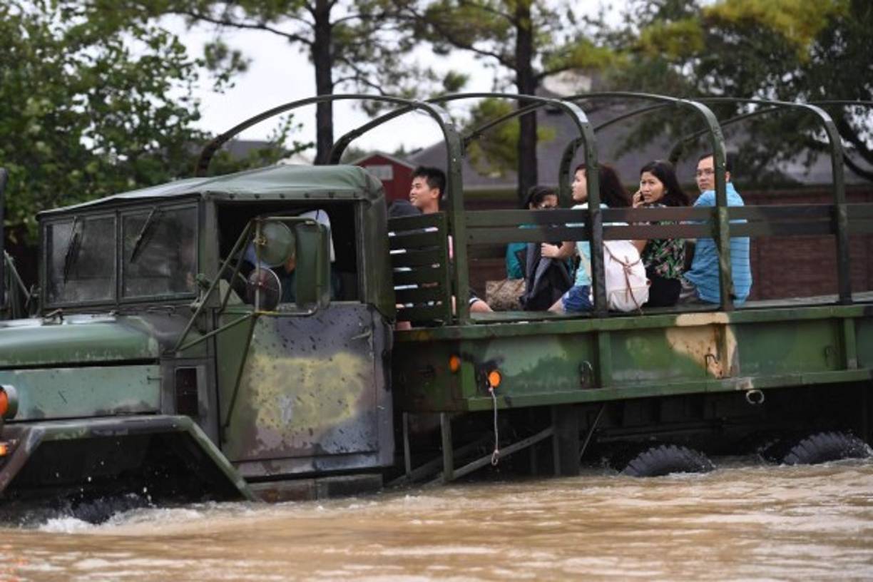 El Gobernador de Texas, Greg Abbott, desplegó a toda la Guardia Naciona, más de 32,000 militares, para que colaboren en las tareas de rescate de las víctimas de las inundaciones que continúan atrapadas en sus hogares.
