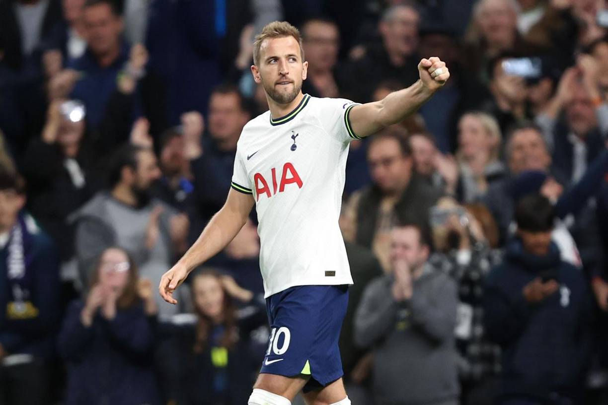 Bombazo en Inglaterra. Harry Kane ha dejado claro su deseo de abandonar el Tottenham y buscar nuevos desafíos en su carrera futbolística. Según informes recientes, el delantero inglés ha solicitado a su actual equipo que acceda a su petición de unirse al Manchester United, creyendo que este sería el lugar ideal para impulsar su trayectoria profesional.