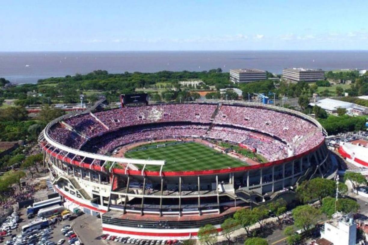 Lo que debía ser una fiesta se convirtió en una batalla campal. El estadio Monumental lució sus mejores galas, pero aficionados de River protagonizaron el caos.