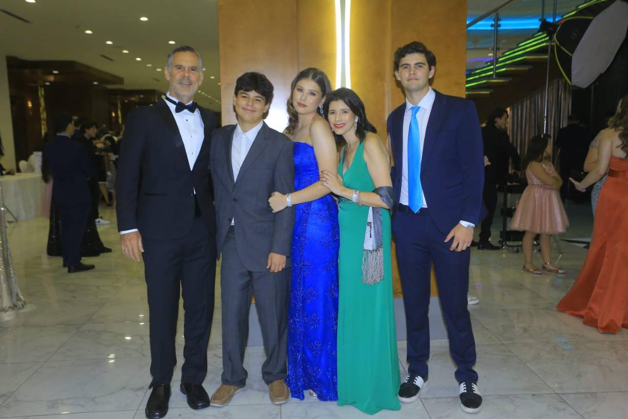 La noche estuvo acompañada de glamour, alegría y mucha elegancia. 