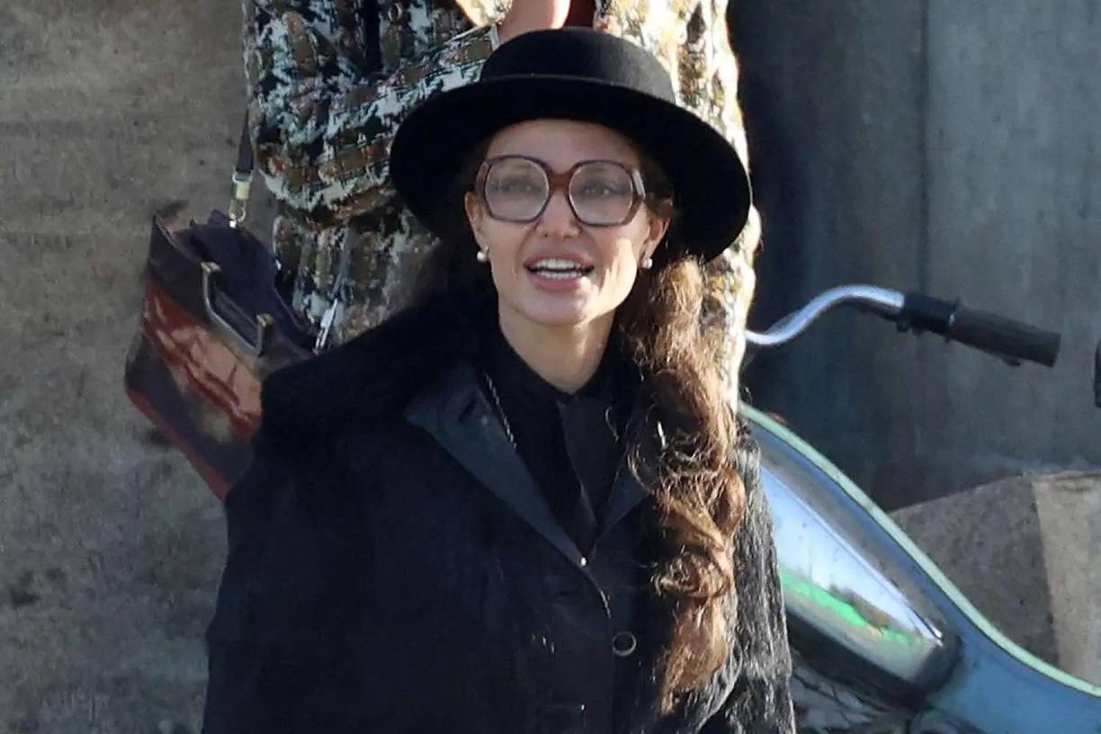 “Como muchas mujeres, siempre siento que no estoy haciendo lo suficiente... A veces me siento sola, pero está bien. Esa soy yo, esta es mi vida ahora”, reflexionó Jolie durante su intervención en la entrevista. 