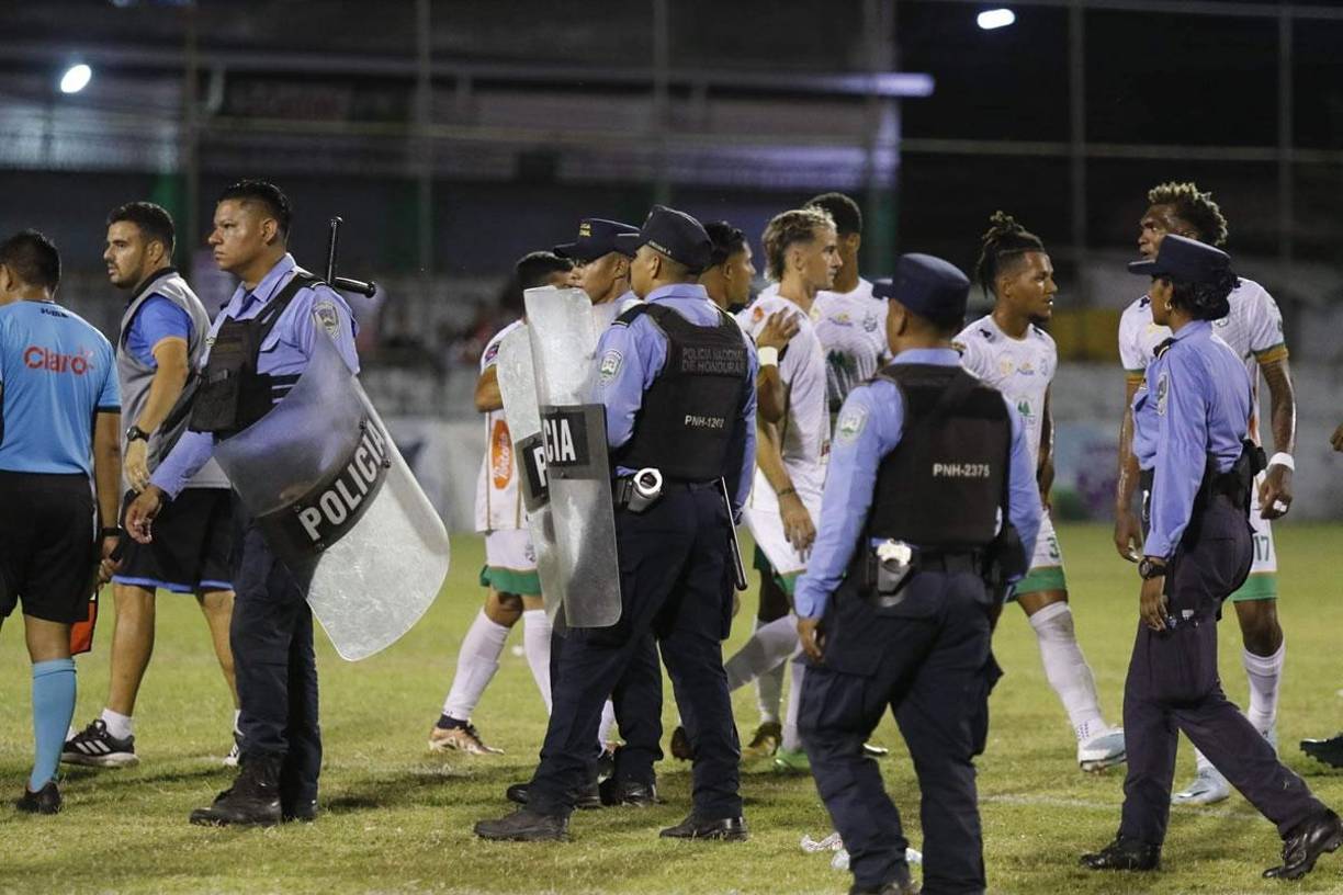Los efectivos de la Policía Nacional tuvieron que intervenir mientras los aficionados del Tiburón se calmaban.