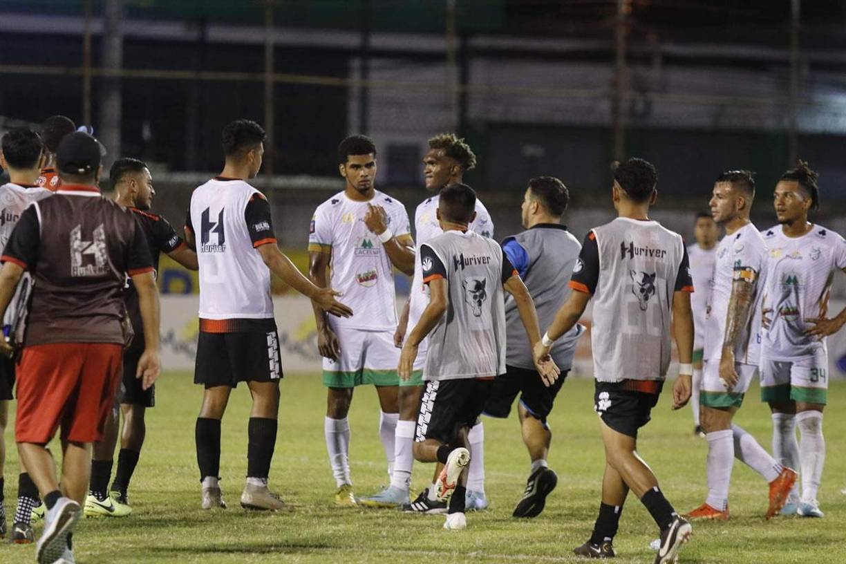 A los jugadores del Platense no les gustó la perdida de tiempo y algunos se empezaron a encarar contra futbolistas del Independiente.