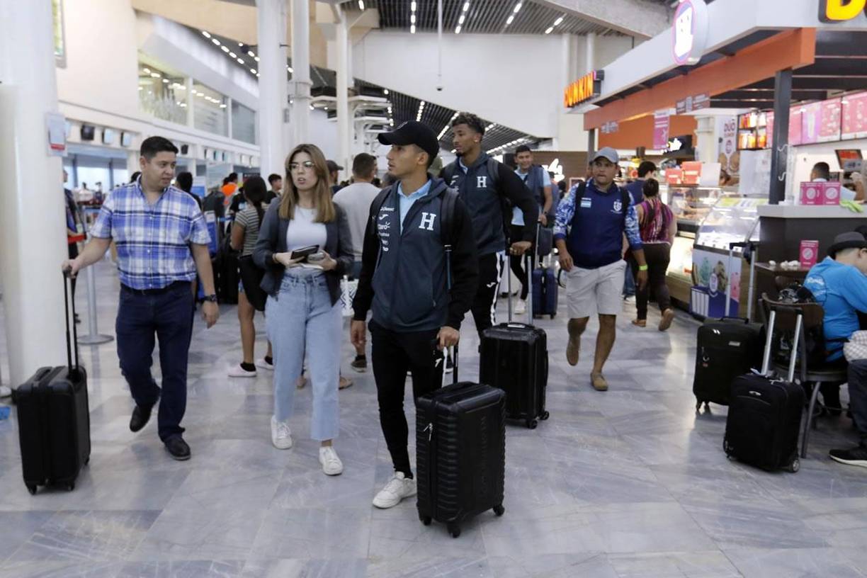 Los seleccionados hondureños fueron recibidos por un buen número de aficionados catrachos en la terminal aérea de San Pedro Sula.