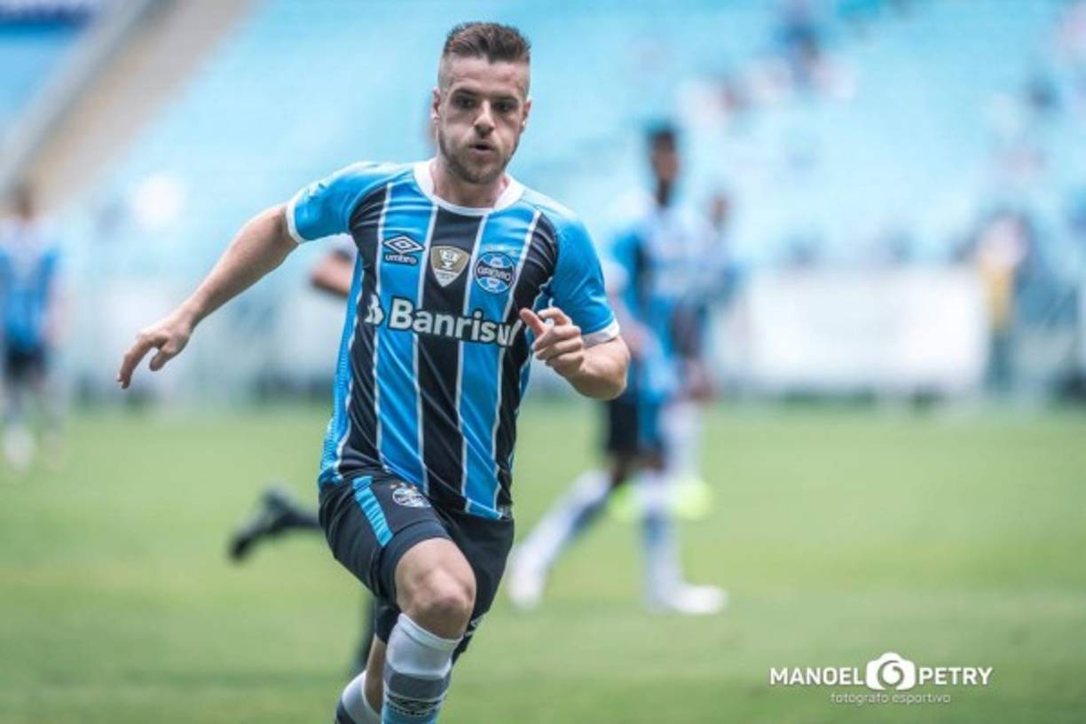El Atlético de Madrid lleva varias semanas negociando con el Gremio el fichaje de Luan. El jugador brasileño se ha convertido en un objeto de deseo del club colchonero, que buscaría de todas las maneras posibles rebajar el precio fijado de antemano por el cuadro carioca. Sin embargo, el Gremio parece tener claro que el precio no se rebajará ni un ápice. Según Calciomercato, además del Atlético, Everton y Arsenal estarían interesados en el fichaje del jugador. Luan acababa contrato esta temporada, pero finalmente amplió su vínculo contractual con el Gremio, entidad que ahora pide 30 millones de euros por el jugador.