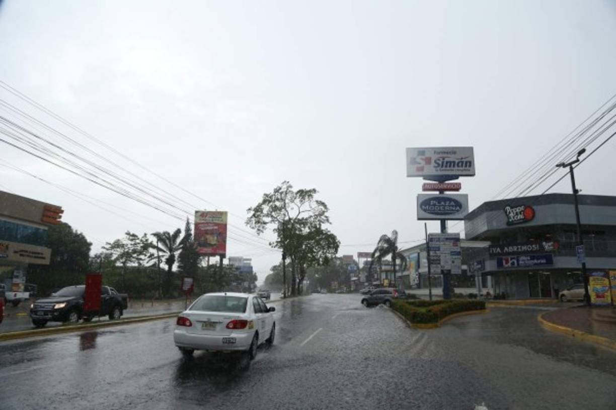Las calles del centro de San Pedro Sula también se inundaron.