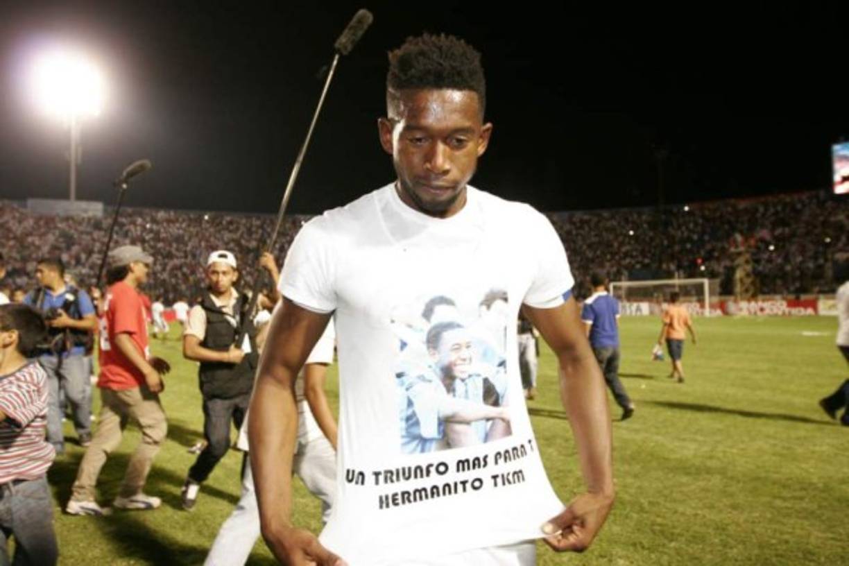 En el 2007, los hermanos Palacios sufrieron el asesinato de su hermano Edwin. Johnny Palacios mientras festejaba con dedicatoria para él.