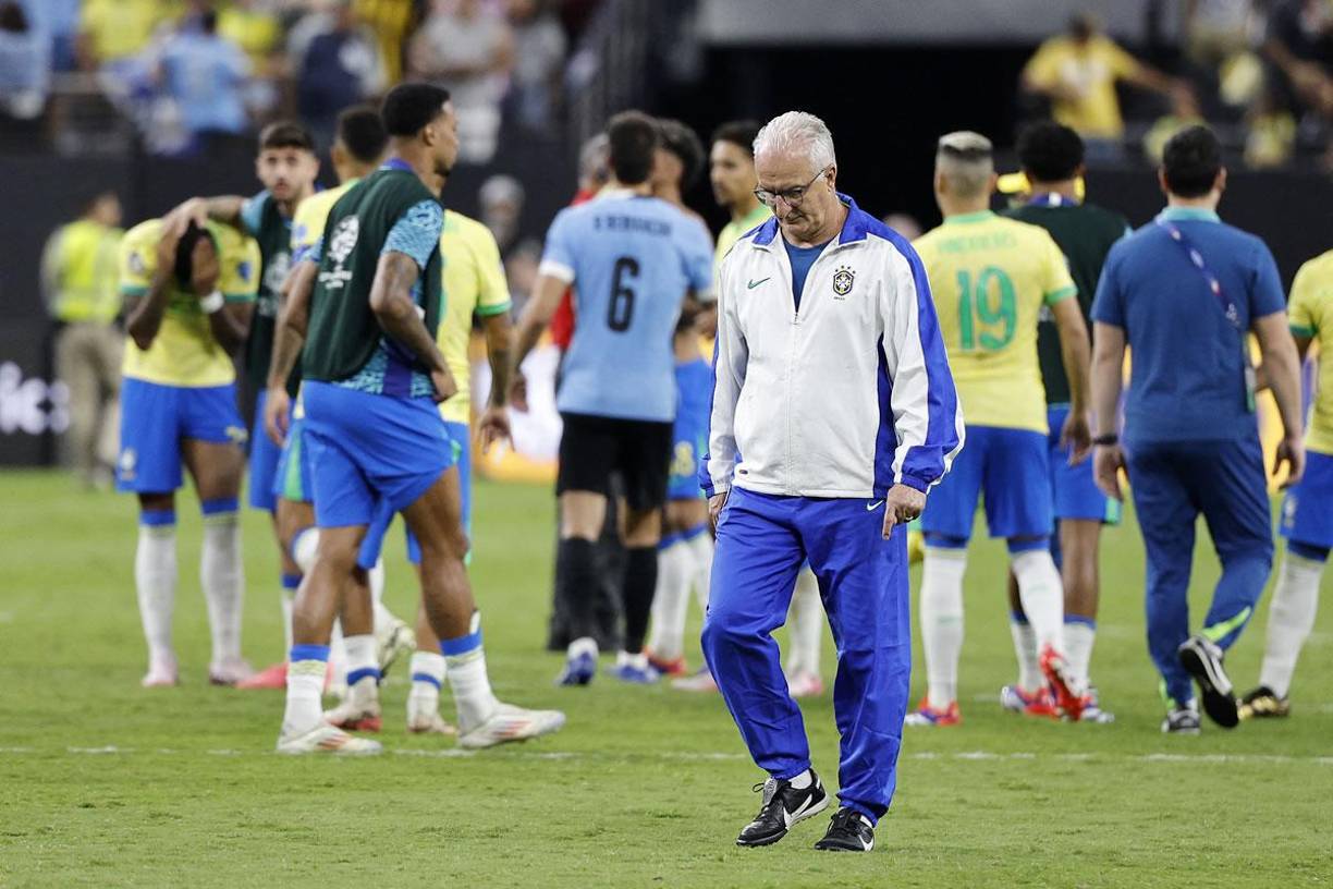 El entrenador de Brasil, Dorival Júnior, cabizbajo tras la eliminación en cuartos de final de la Copa América 2024.