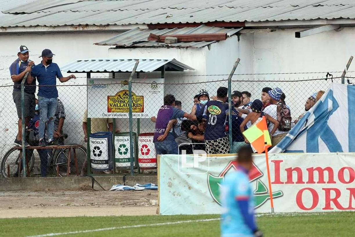 Durante el partido, en las gradas del estadio Marcelo Tinoco varios aficionados del Motagua protagonizaron una pelea entre ellos mismos.