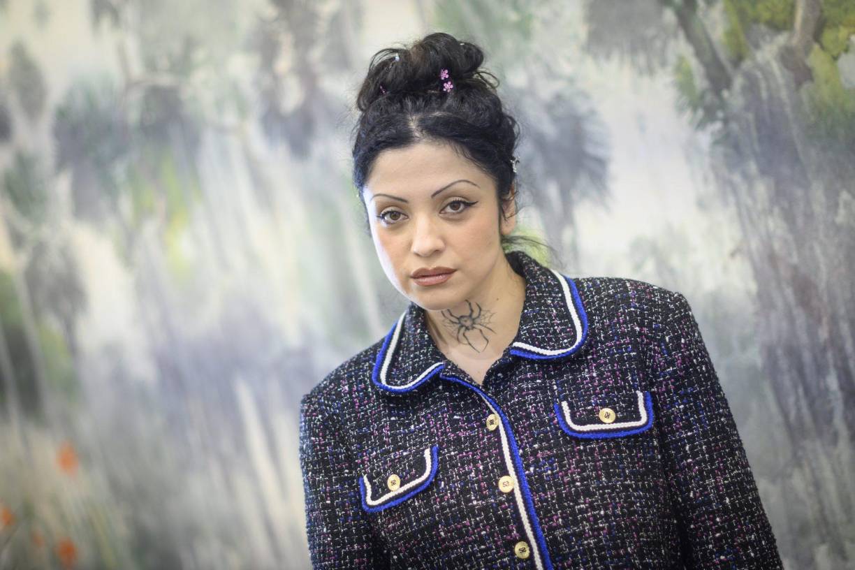 “Sí, sí, sí, pero aún nos cuesta, a mi aún me cuesta mucho, incluso ir a la playa me genera inseguridad, entonces confieso que la “performance” es algo que me causa algo de conflicto, llevo meses pensando en la mejor manera de hacerlo, de generar un espacio seguro para las personas que serán parte (Sí, todos estaremos desnudos) y también para mí”, agregó.