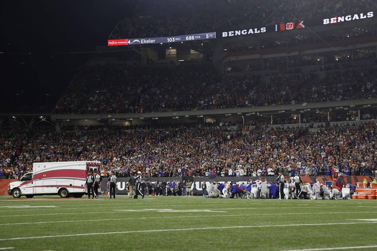 La ambulancia se llevó a Damar Hamlin de urgencias a un hospital de Cincinnati.