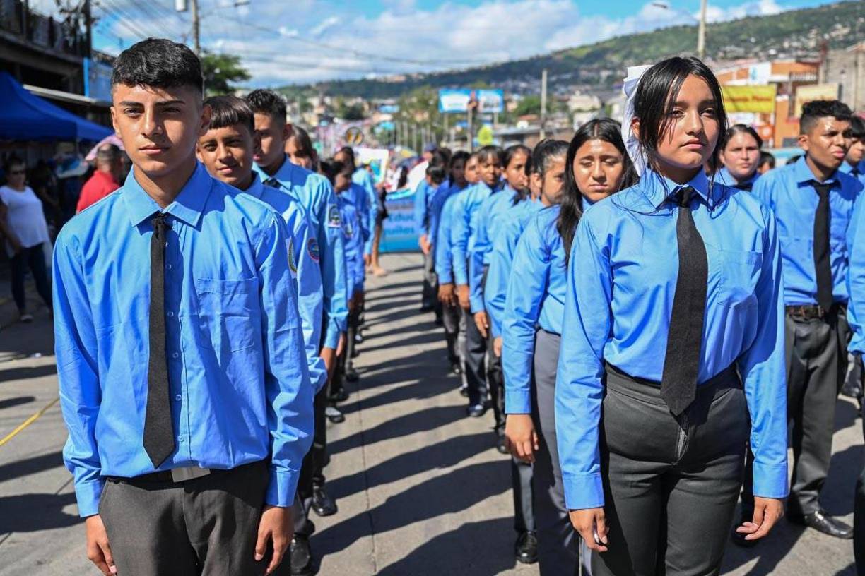 Indicó que “desde hace tres meses iniciaron los procesos de preparación, el proceso de preparación inicia en los centros educativos donde docentes, padres de familia y alumnos desarrollan los procesos de práctica, confección de vestuario, selección de número para desfile”.