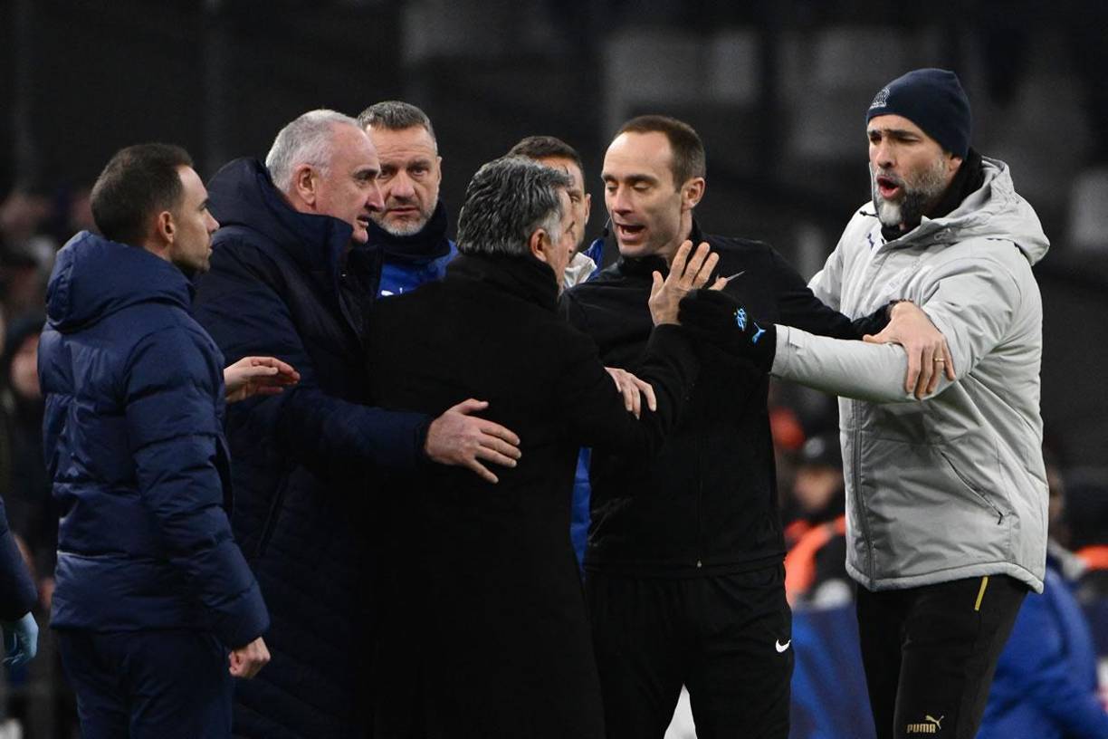 El cuarto árbitro del partido tuvo que separar a los entrenadores del PSG y Marsella.