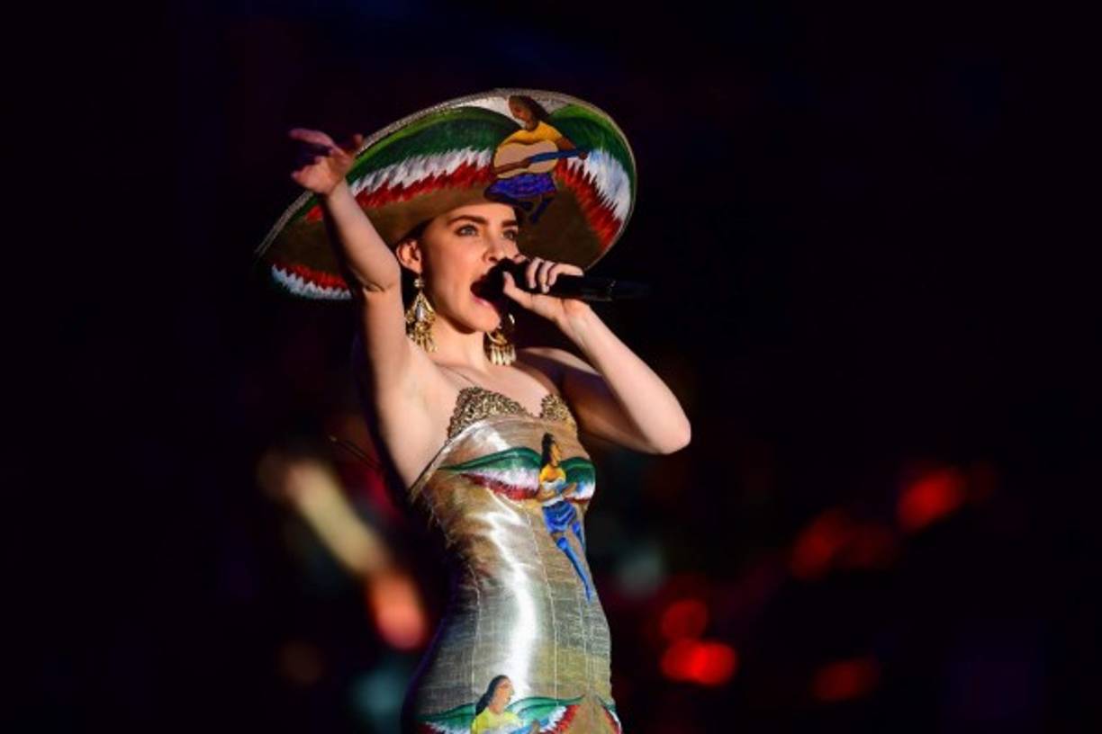 La cantante mexicana Belinda fue una de las primeras artistas en brindar su apoyo públicamente al candidato presidencial de Morena. Belinda incluso brindó el espectáculo musical en el cierre de campaña de López Obrador en el estadio Azteca.