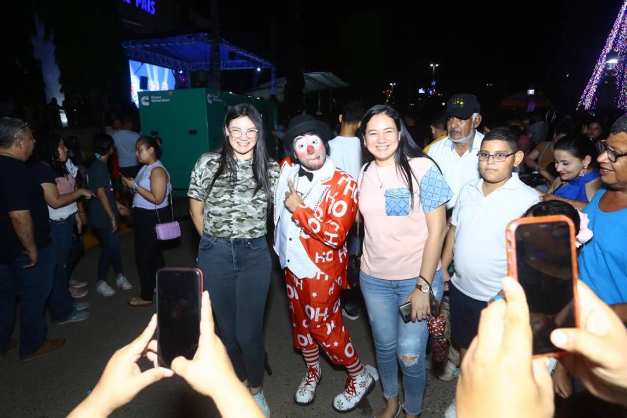 El famoso payaso Popeyito fue parte de los artistas invitados, muchos le pidieron la foto del recuerdo.