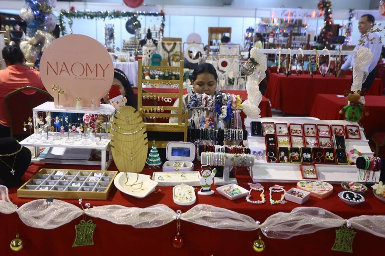 Hay variedad de estilos de joyería, que ofrecen varias artesanas.